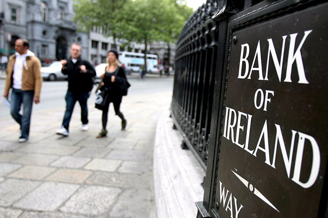 epa02840932 (FILE) A file photo dated 10 May 2007 shows pedestrians walking past the Bank of Ireland in Dublin, Ireland. A group of investors is to buy 37 per cent of shares in Bank of Ireland for 1.2 billion euros (1.7 billion dollars) from the Irish government, Finance Minister Michael Noonan said 25 July 2011. The deal means that private investors will own at least 68 per cent of shares in the bank, the minister said. It showed investors‘ confidence in the credibility of bank stress tests earlier this year, Noonan added.  EPA/ANDY RAIN