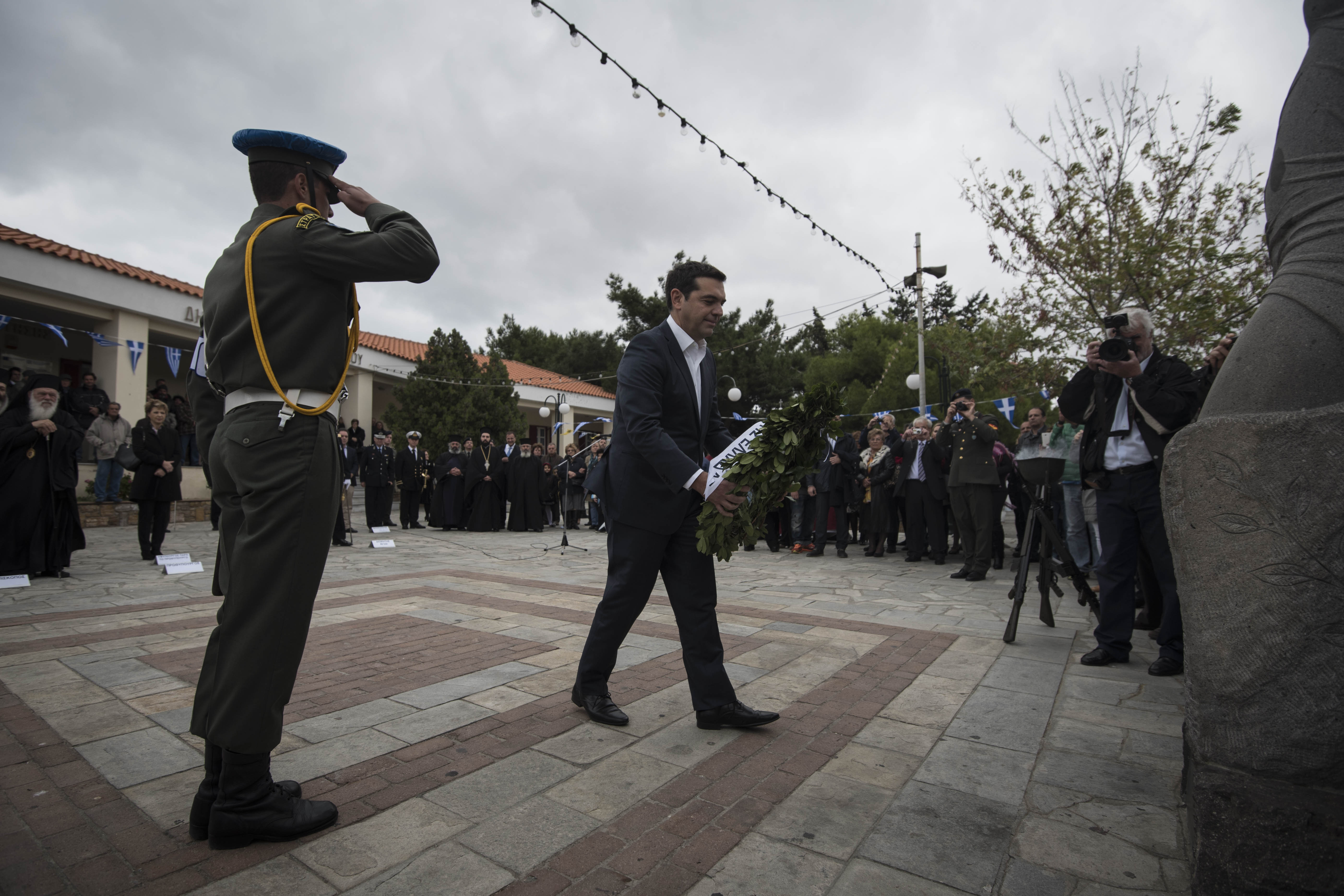 στεφάνι-στο-μνημείο-των-πεσόντων-αγιο-83152