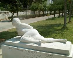 αποκεφάλισαν-άγαλμα-στο-κέντρο-της-115228