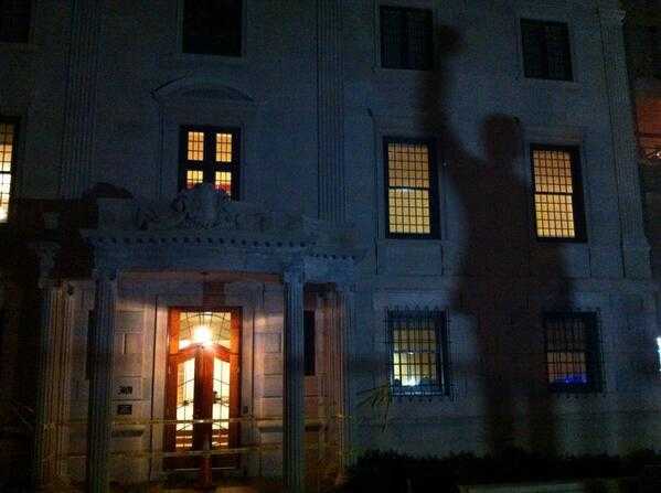 η-σκιά-του-νέλσον-μαντέλα-συγκινεί-και-238832