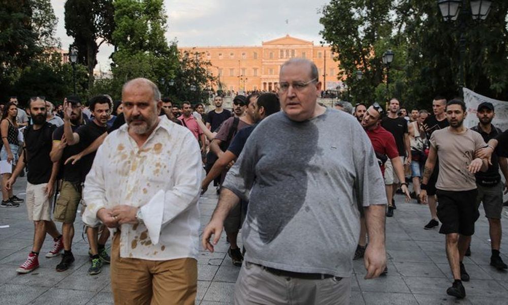 πέταξαν-καφέδες-και-νερά-σε-φίλη-ξυδάκ-25542