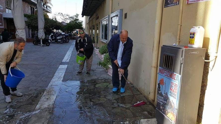 με-τη-σκούπα-στο-χέρι-ο-μπέος-φώτο-114812