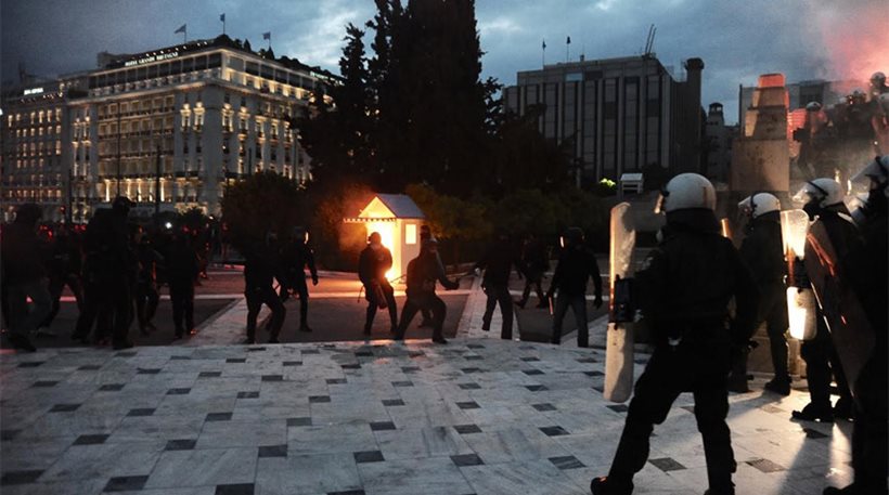 πόλεμος-έξω-από-τη-βουλή-φωτιά-στο-φυ-40194