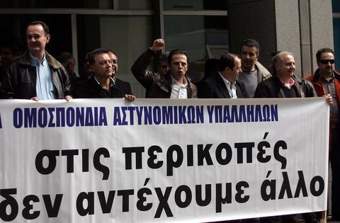 αγανακτισμένοι-και-ένστολοι-μαζί-σ-299533