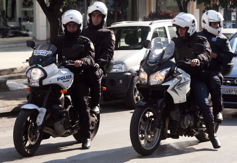 ομάδα-οχτώ-ληστών-χτύπησαν-δύο-βενζ-323779