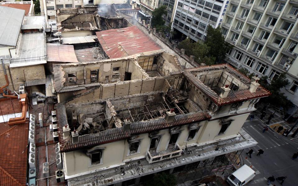 δείτε-με-τι-γέμισαν-ξαφνικά-οι-τοίχοι-τ-33738