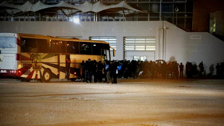 μετακίνηση-προσφύγων-από-τα-νησιά-του-99574