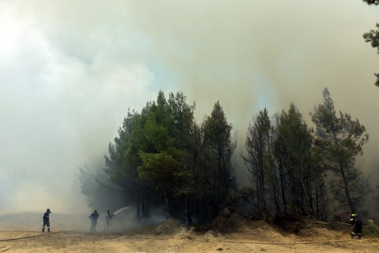 μαίνεται-η-πυρκαγιά-στο-ρυτό-κορινθία-17528