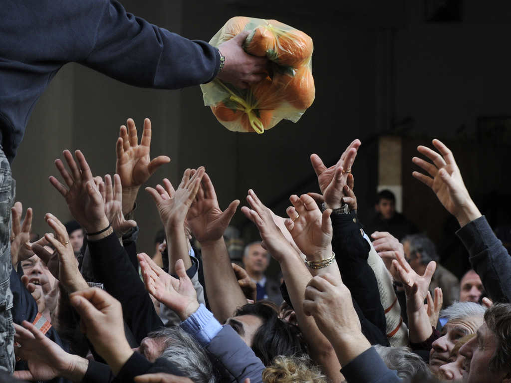 ξύλο-για-ένα-κοτόπουλο-σε-διανομή-τροφ-161028