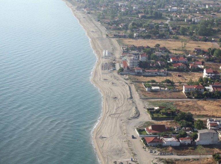 αφήνουν-την-καινή-διαθήκη-έξω-από-σπίτ-26966