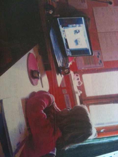 μία-μαθήτρια-με-συμμαθητές-μέσω-skype-264482