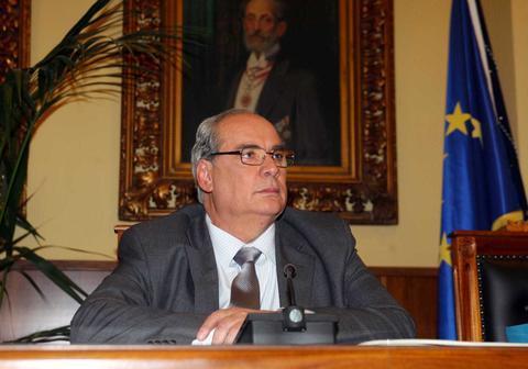 γ-μίχας-ο-δήμαρχος-πειραιά-ακυρώνει-στ-302901