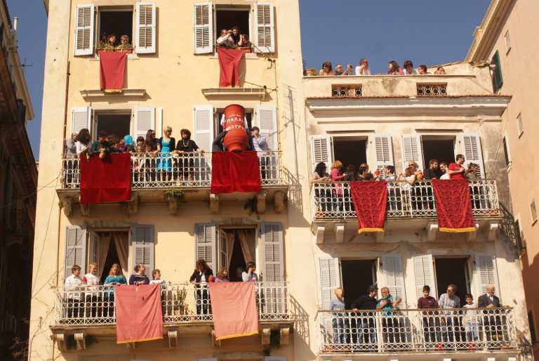 to-κερκυραϊκό-έθιμο-των-μπότηδων-στην-αθ-47936