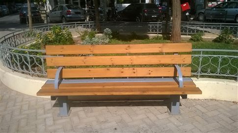 χαμός-με-τα-παγκάκια-της-κυψέλης-που-εμ-202486