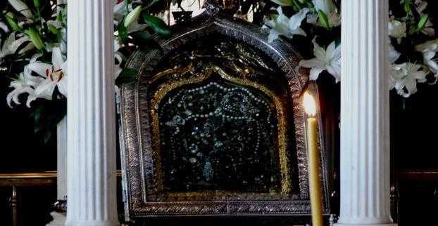 βάζει-νερά-το-πλοίο-παναγία-τήνου-115192