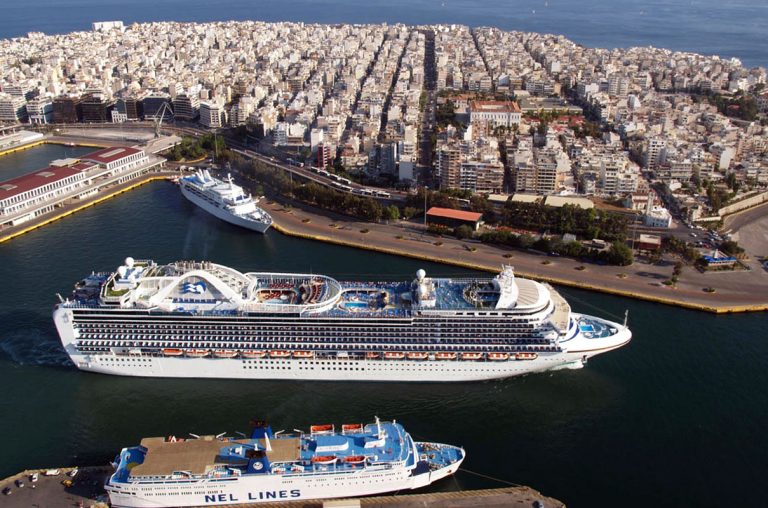 έν-κρουαζιερόπλοιο-ρυπαίνει-όσο-50-000-αυτ-181448