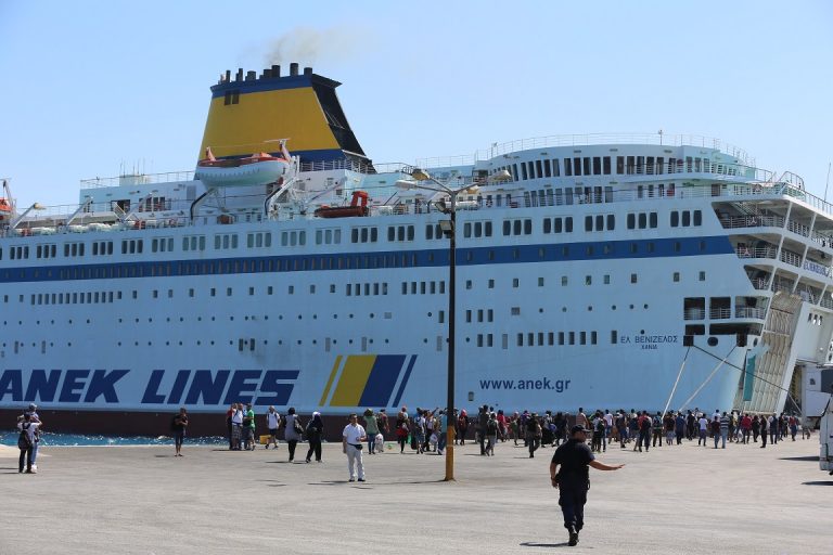 στον-πειραιά-370-πρόσφυγες-από-νησιά-το-α-123036