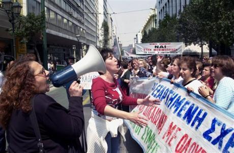 συγκέντρωση-συμβασιούχων-έξω-από-το-υ-134120