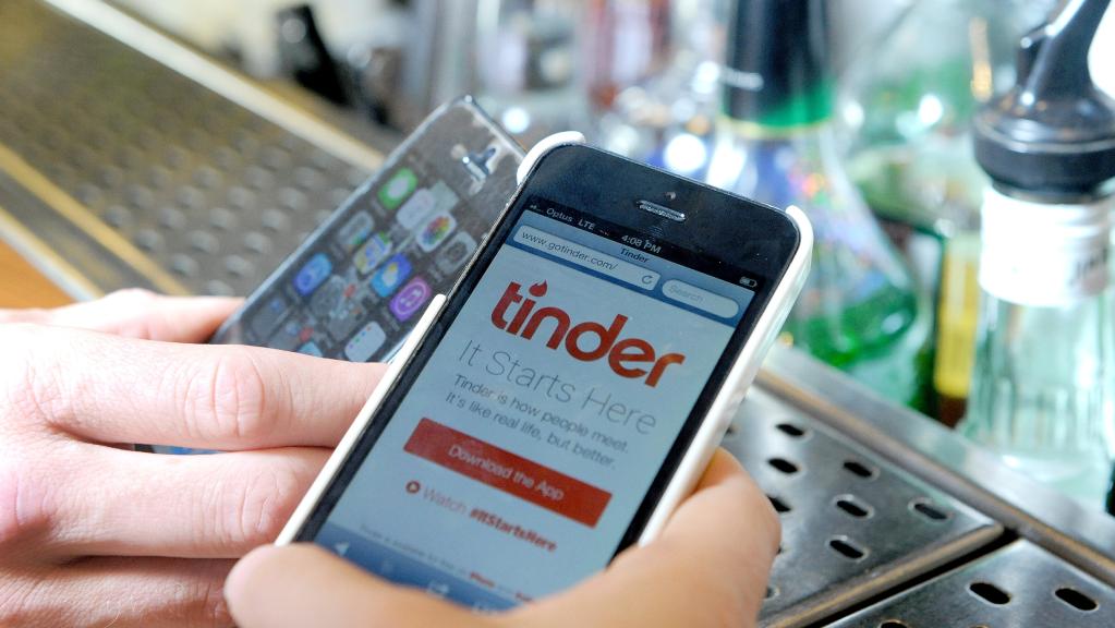 tinder-bρήκε-τρόπο-να-φλερτάρει-ταυτόχρονα-μ-97512