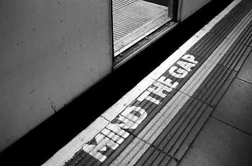 θ-σιδέρης-προσοχή-στο-κενό-μεταξύ-συρμ-267914