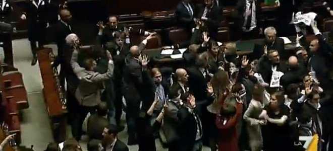 ξύλο-στην-ιταλική-βουλή-και-προπηλακι-232622
