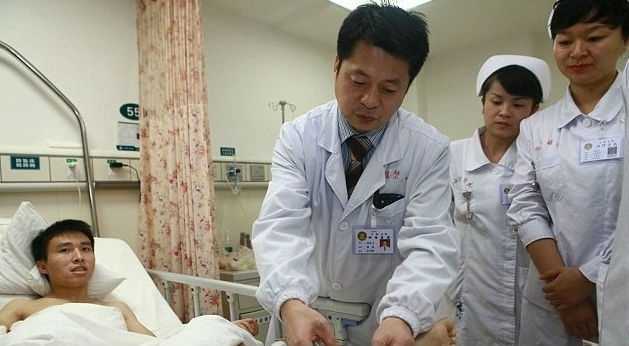 ζούσε-ένα-μήνα-με-το-χέρι-κολλημένο-στο-214110