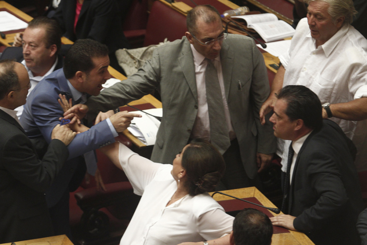 πήγε-να-σπάσει-στο-ξύλο-μέσα-στη-βουλή-τ-6966