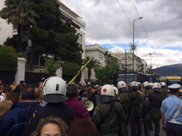 ένταση-έξω-από-το-υπουργείο-διοικητικ-219248
