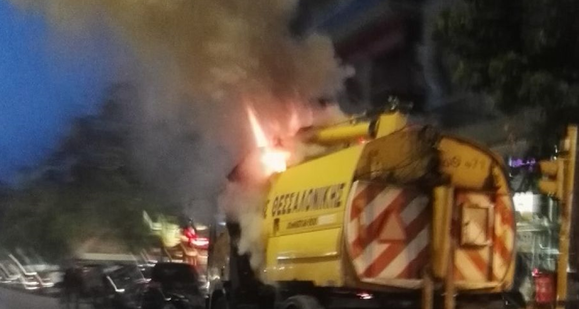 στις-φλόγες-τυλίχθηκε-απορριμματοφό-407954