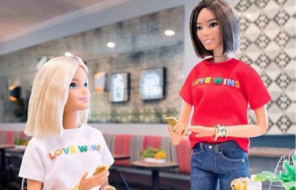 η-barbie-στηρίζει-την-λοατ-κοινότητα-φωτο-417271