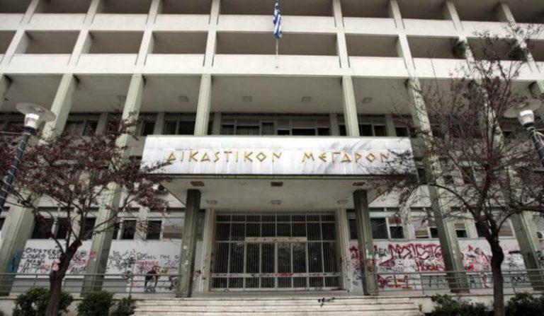 επίθεση-από-μέλη-του-ρουβίκωνα-στο-δικ-407692