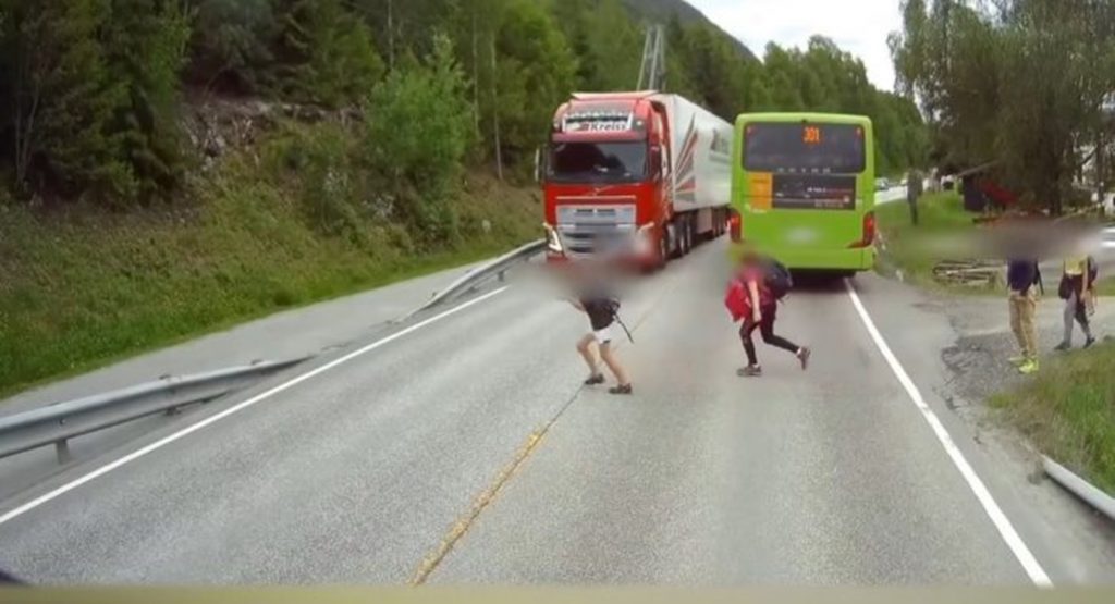 viral-αγοράκι-γλίτωσε-παρά-τρίχα-τη-σύγκρο-411315