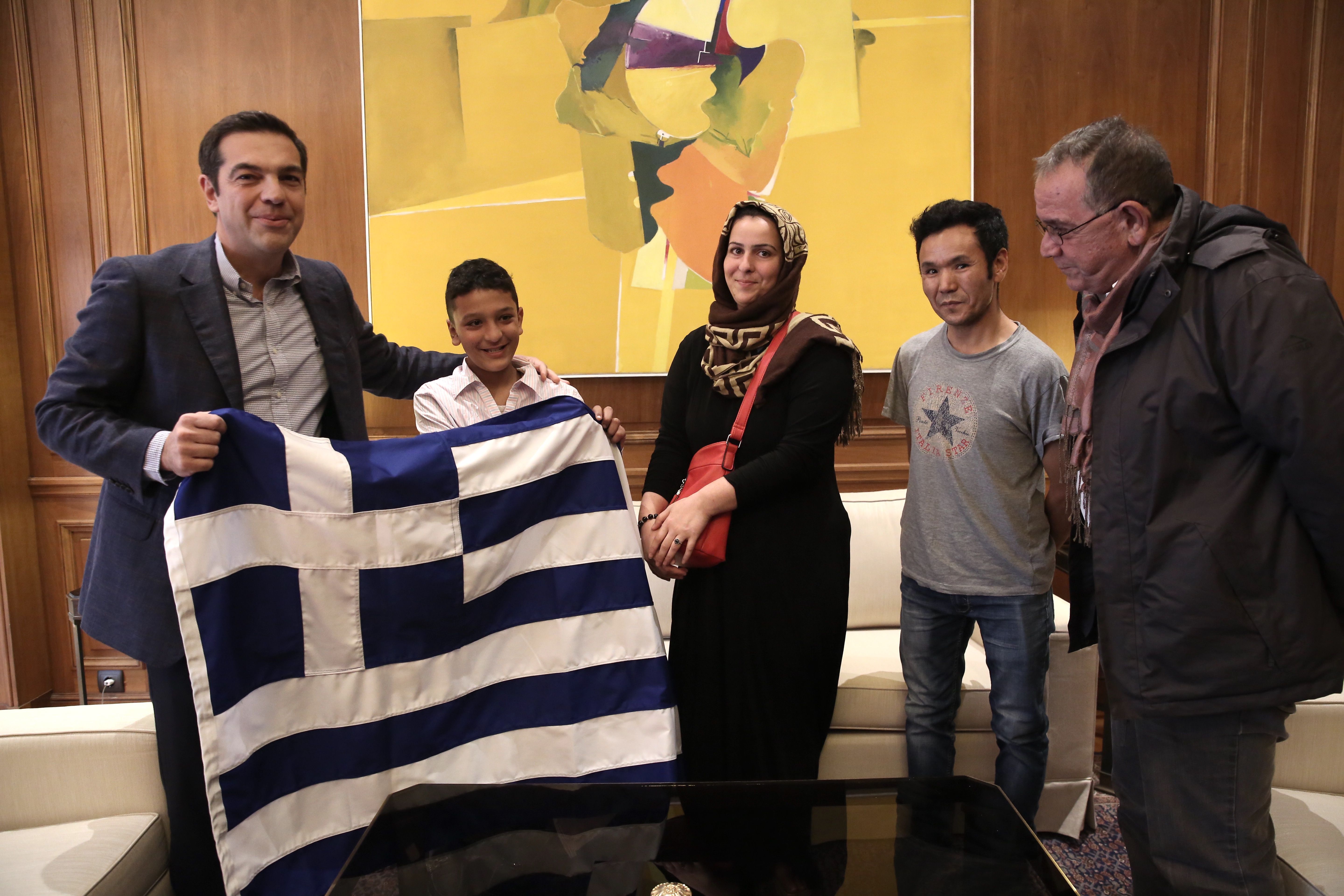 αμίρ-σήκωσε-την-ελληνική-σημαία-στο-μέ-407380