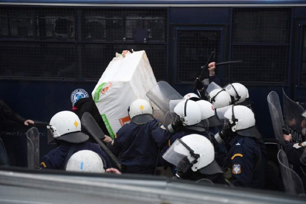 νέα-επεισόδια-έξω-από-το-ειρηνοδικείο-425708