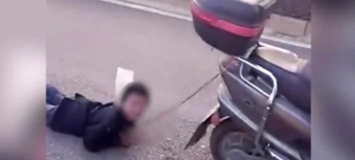 έδεσε-τον-γιο-της-πίσω-από-τη-μοτοσυκλέ-436593