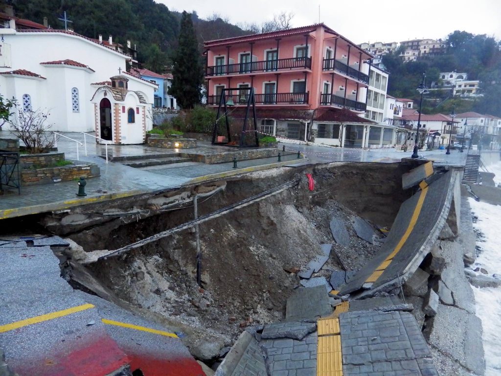 κακοκαιρία-κατέρρευσε-ο-παραλιακός-δ-434431