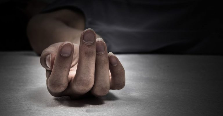 77χρονη-ζούσε-μήνες-με-τα-πτώματα-του-συ-441176