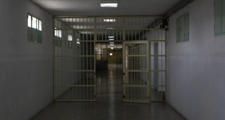προφυλακίστηκε-η-16χρονη-που-μαχαίρωσε-432919