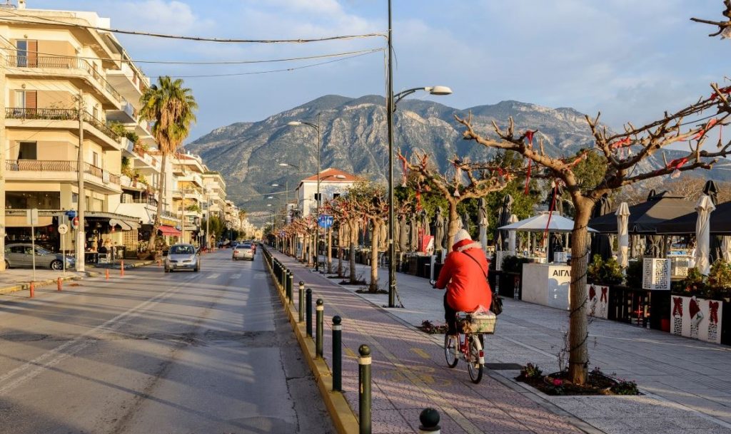 καλαμάτα-πεζοδρόμιο-ακατάλληλο-γι-433075