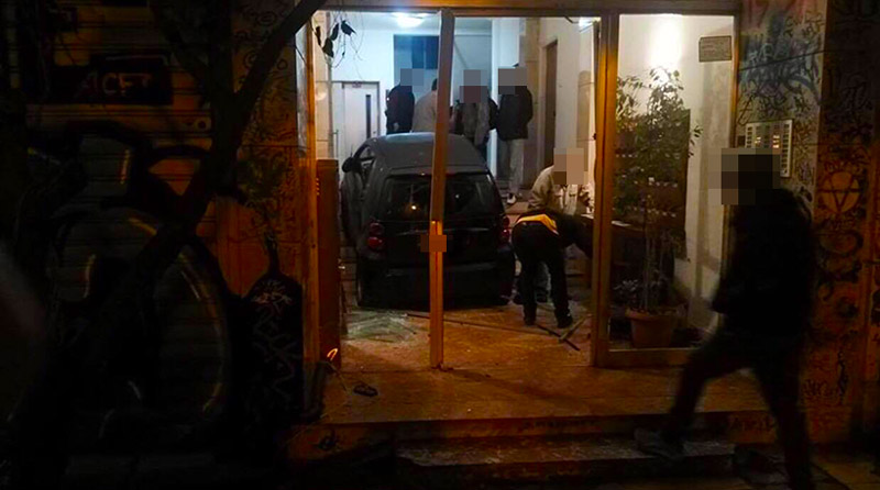 εξάρχεια-κλεμμένο-όχημα-εισέβαλε-με-τ-440574