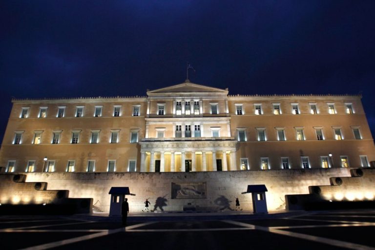 στα-χρώματα-του-gay-pride-θα-φωτιστεί-η-βουλή-434911