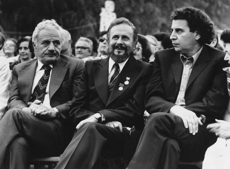 η-κόρη-του-γιάννη-ρίτσου-αδειάζει-το-442672