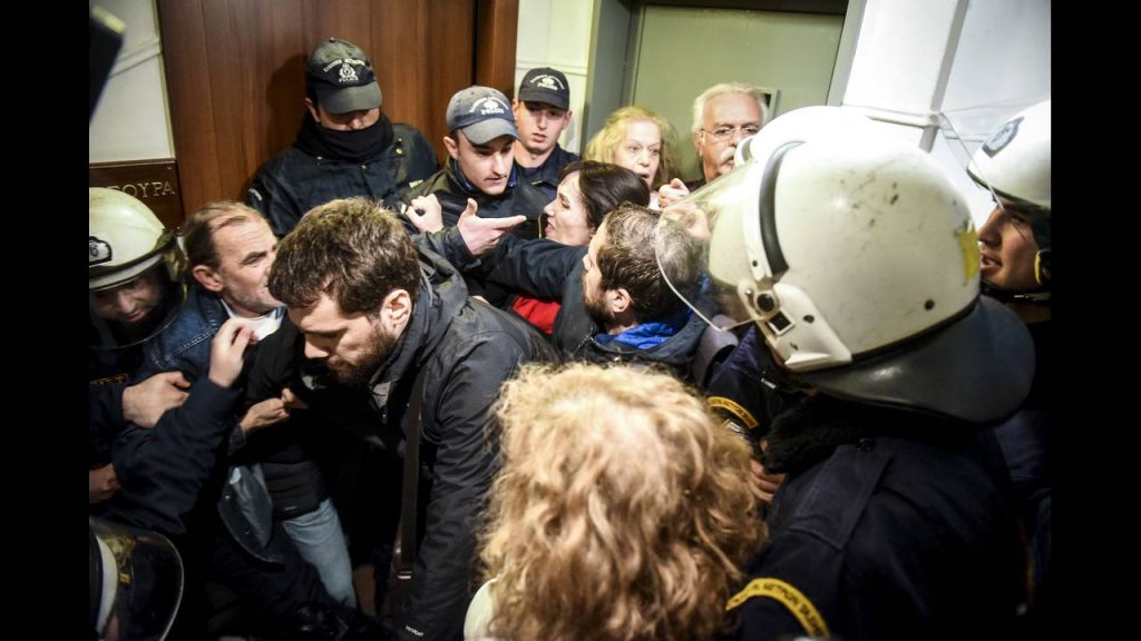 ένταση-έξω-από-συμβολαιογραφείο-και-π-446600