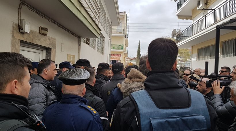 σέρρες-ένταση-έξω-από-τα-γραφεία-του-οπ-461996