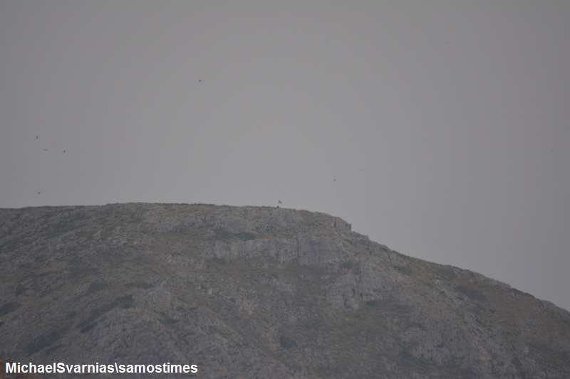η-ελληνική-σημαία-κυματίζει-στη-βραχ-470977