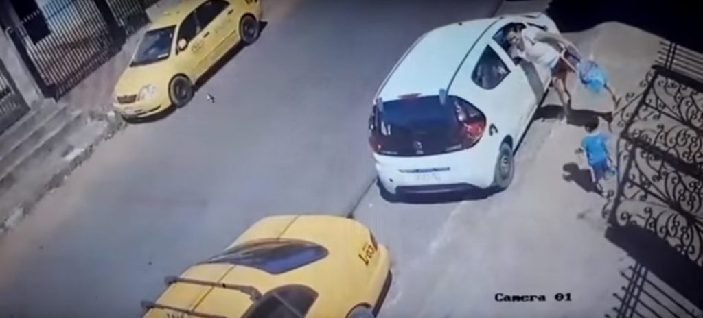 παιδί-ξεφεύγει-από-τη-μητέρα-του-και-πα-478150