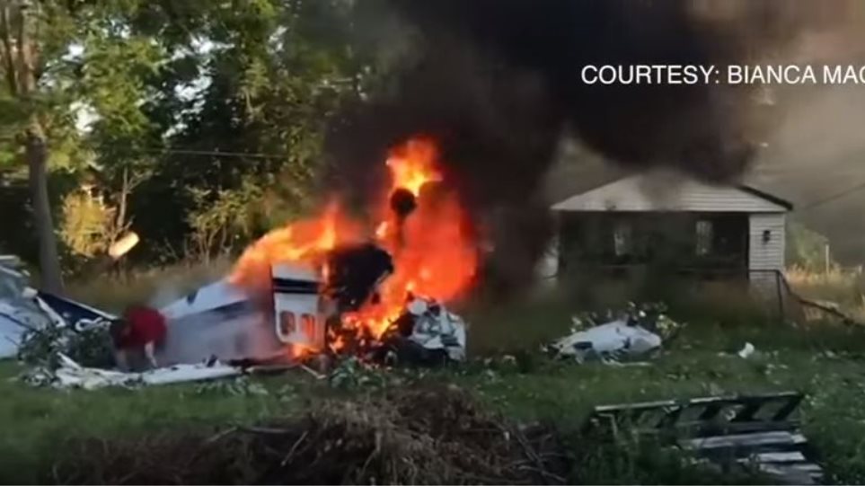 η-στιγμή-που-επιβάτης-βγαίνει-από-φλεγ-500415