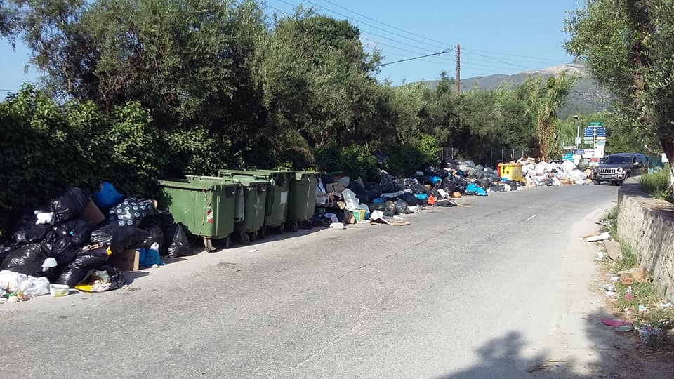 βουνό-τα-σκουπίδια-σε-μεγάλο-νησιωτικ-491517