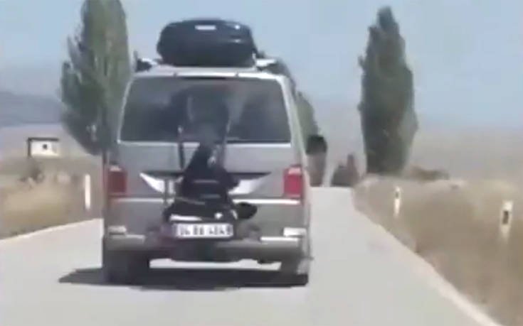 πατέρας-έδεσε-την-κόρη-του-στο-πίσω-μέρ-526423