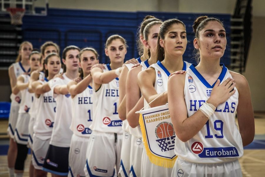 σκόραρε-πίσω-από-το-κέντρο-παίκτρια-τη-522044